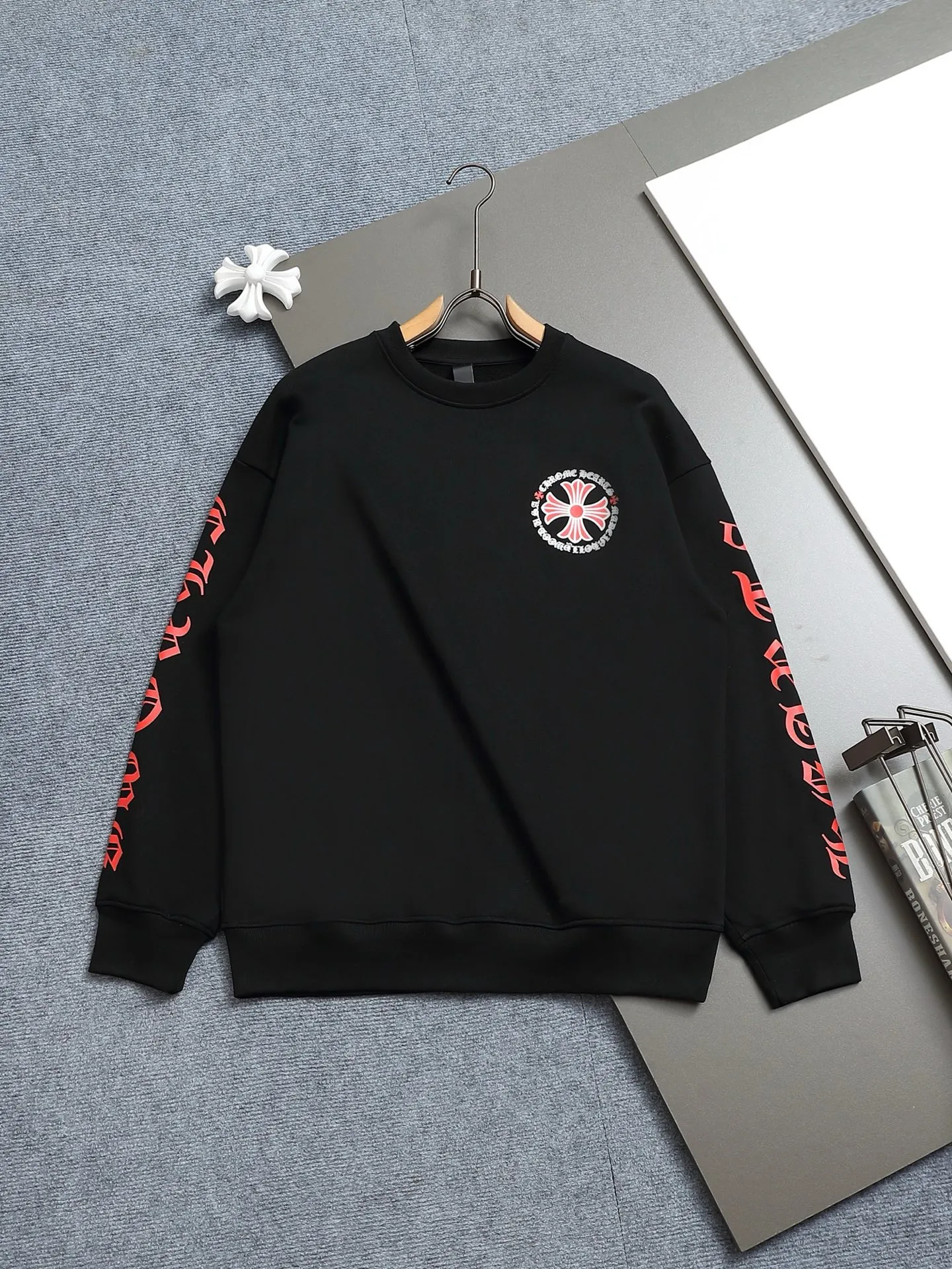 P230 Chrome hearts ch Chrome hearts cross printed round neck sweatshirt, large version, loose and stylish, low version, slim version, upper body and crotch pull, 100% commitment: top quality, not fast food, the highest version on the market, top quality, 420g, 26 custom-dyed double yarn cotton, same style for men and women, complete with three standards. Color: Black White Size: XS-L
